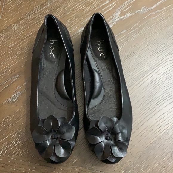 B.O.C. by BORN slip on black ballet flats with decorative flower on toe - Picture 9 of 13